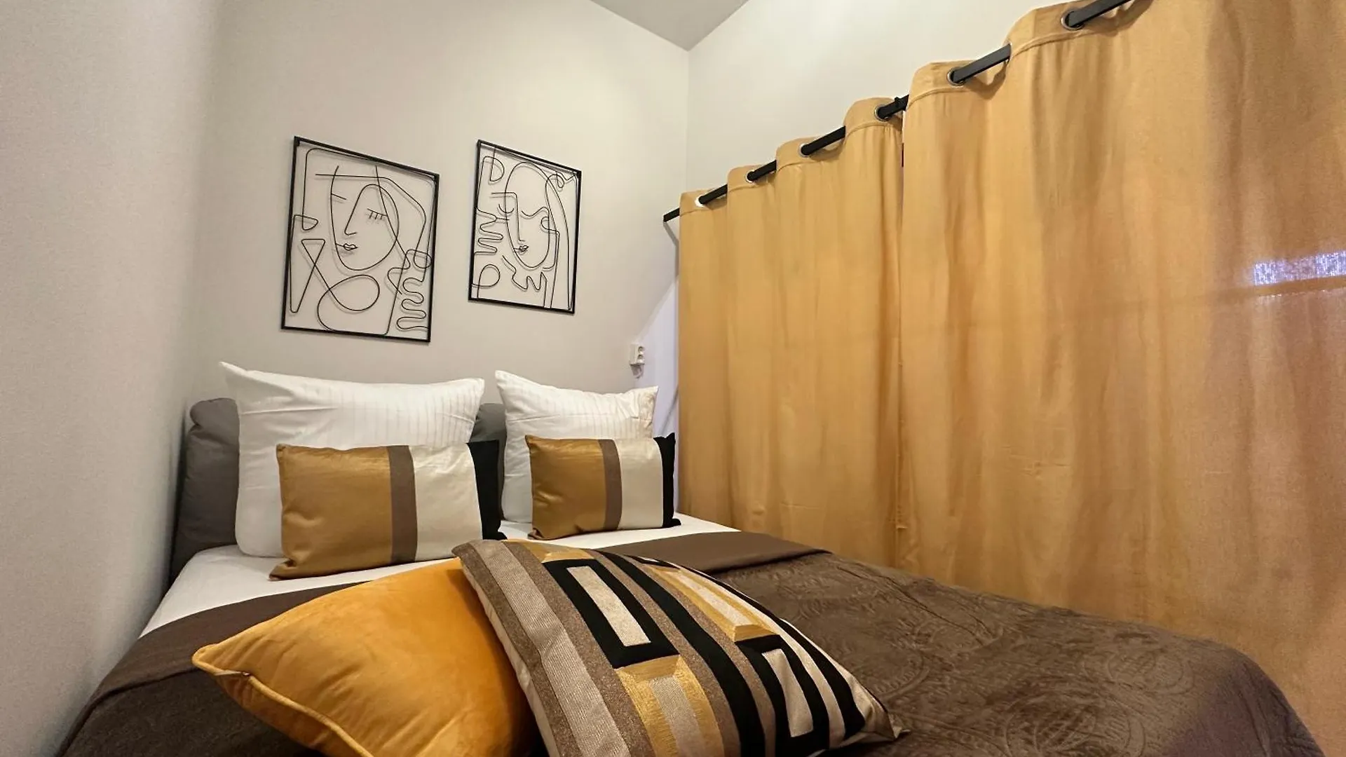 S331 - Luxurious Two Bedroom Duplex Apartment In Köln Deutschland