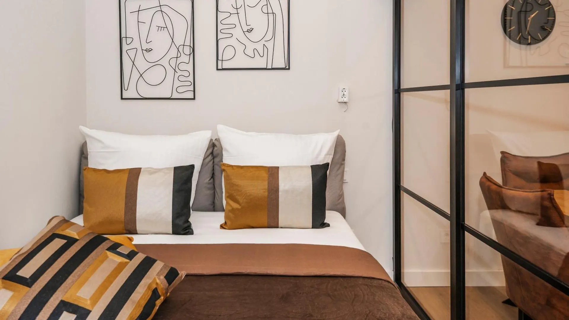 S331 - Luxurious Two Bedroom Duplex Apartment In Cologne Germany