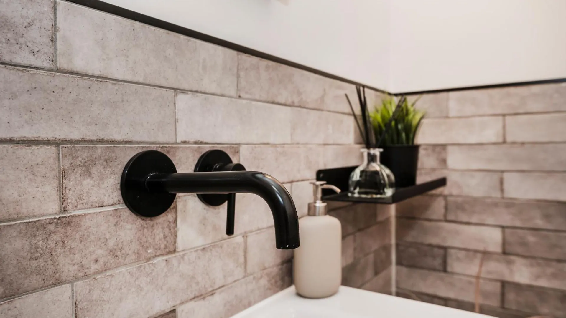 S331 - Luxurious Two Bedroom Duplex Apartment In Cologne